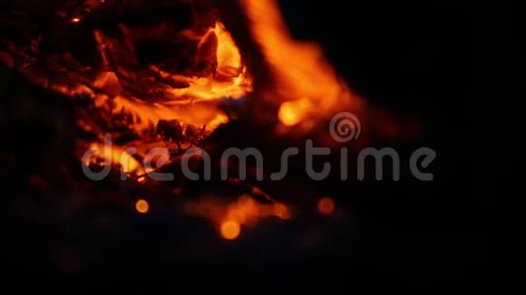 木炭燃烧和火花视频的预览图