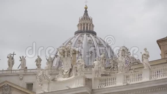 圣彼得梵蒂冈的大教堂阴天视频的预览图