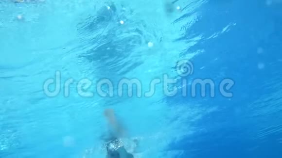 专业爬行游泳运动员在室外游泳池夏季水下景观视频的预览图