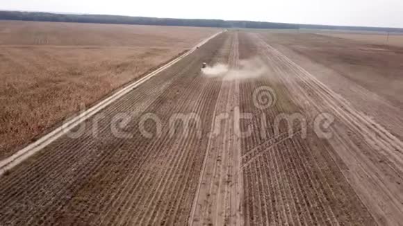 农民用机械收获土豆鸟瞰图视频的预览图