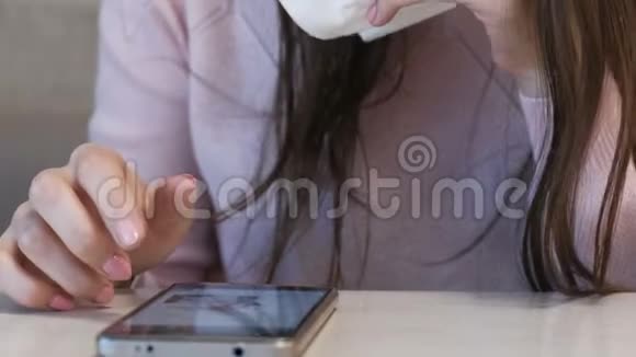 无法辨认的女人吃着达纳或沙瓦玛坐在咖啡馆里在手机上输入一条信息视频的预览图