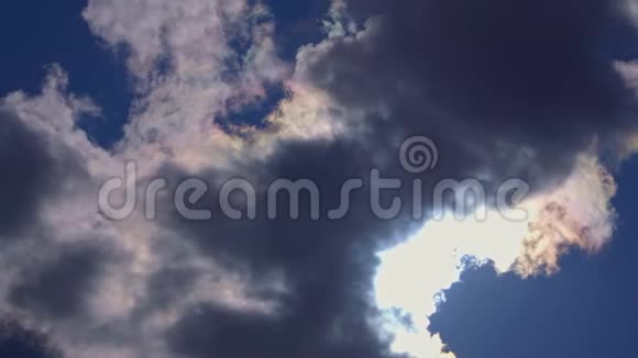 蓝天上美丽的云彩和身后的太阳视频的预览图