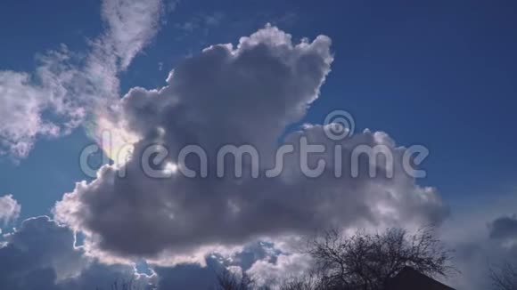 蓝天上美丽的云彩和身后的太阳视频的预览图