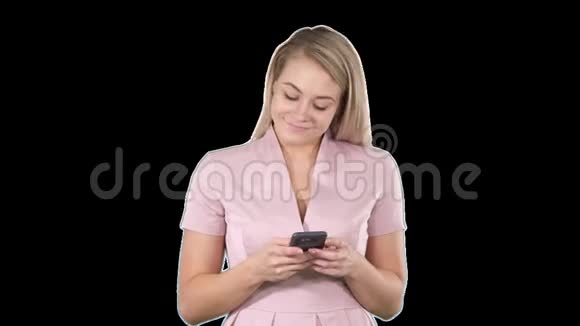 年轻女性手机成瘾在线交友应用交流新技术视频的预览图