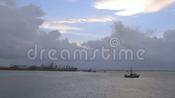 几内亚科纳克里快速移动云盖射击视频的预览图