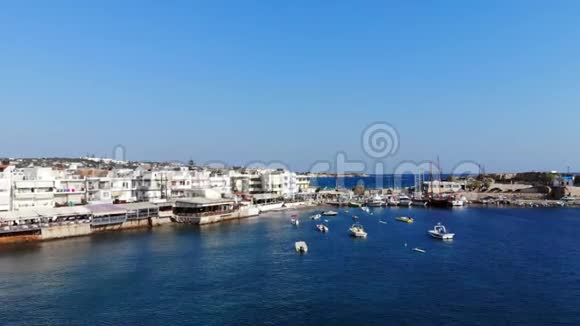 海滨小镇的空中全景蓝色的海港和漂浮的游艇视频的预览图