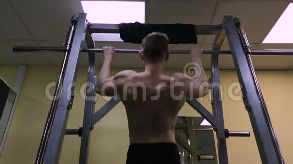年轻人在健身房从事健身运动员被拉到酒吧视频的预览图