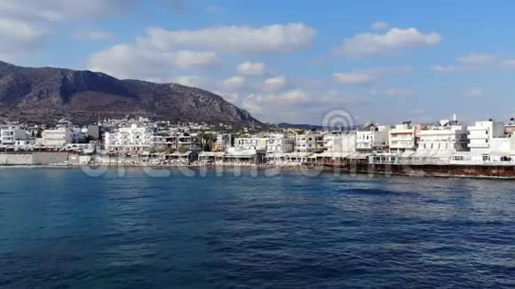 沿着地中海城市漂浮蔚蓝的海洋全景视频的预览图