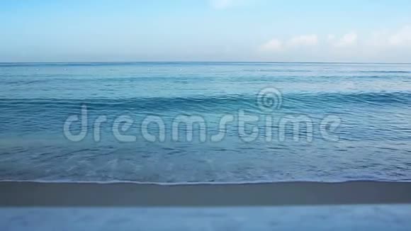 美丽的大海与天空一起波涛海滩上明亮的云视频的预览图