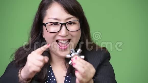 成熟漂亮的亚洲女商人在玩烦躁的旋转视频的预览图
