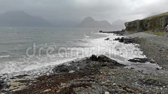 海浪冲击海岸线与喜怒无常戏剧性的天空在埃尔戈岛的斯凯岛苏格兰英国视频的预览图
