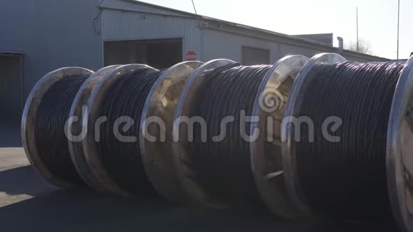 大型木制电缆线轴现场电缆厂带电缆的海湾准备在电缆厂装货视频的预览图