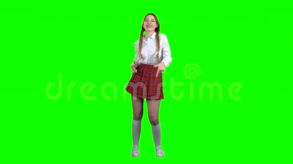 女学生在跳舞绿色屏幕视频的预览图