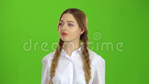 穿着白色衬衫和辫子的学生表现出一种fis绿色屏幕视频的预览图