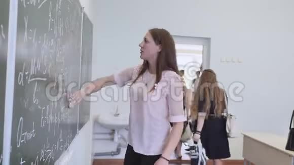 女学生在教室里洗黑板视频的预览图