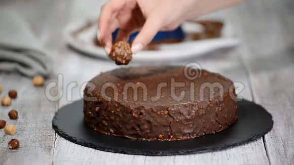 女性用圆形糖果装饰巧克力蛋糕视频的预览图