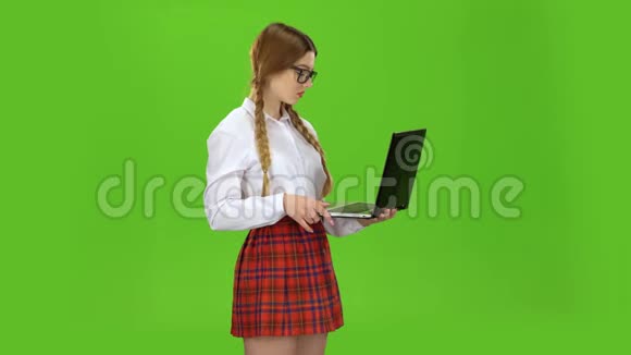 学生手里拿着一台笔记本电脑钥匙上有指纹绿色屏幕视频的预览图