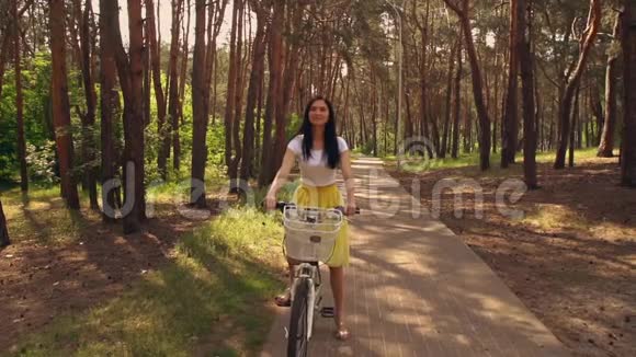 成年女性在户外骑自行车视频的预览图