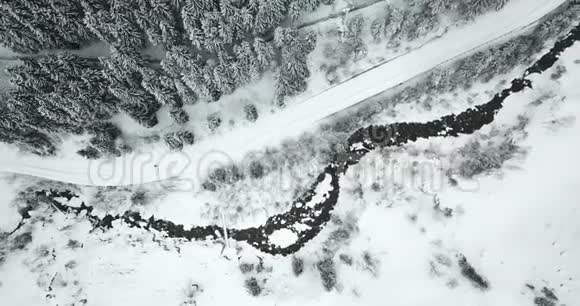 冬季山涧鸟瞰视频的预览图
