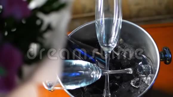 特写冰桶眼镜和香槟玩光和阴影香槟的奢华生活理念视频的预览图