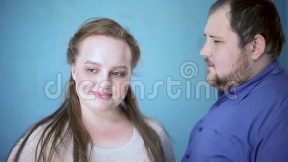 超重男性在女友耳边低语赞美情感表达视频的预览图