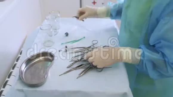 无菌手套中的贴身护士手准备硬化治疗手术的医疗器械视频的预览图
