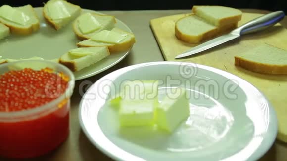 罐头里的红鱼子酱和白色盘子里的黄油视频的预览图