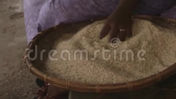 几内亚科纳克里一个端着一盘米饭的坐着的女人视频的预览图