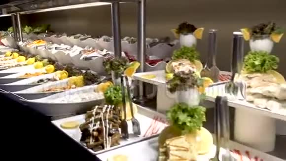 在豪华度假村享用所有包容性的自助餐很多菜在餐厅用餐移动视频的预览图