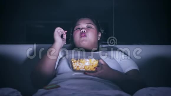 超重女性在床上享受夜晚视频的预览图