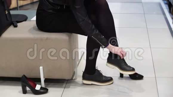 购物理念年轻女性在鞋店尝试高跟鞋性感的腿4K电影视频的预览图