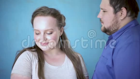 关爱肥胖的女朋友抚摸男友的脸关系幸福感情视频的预览图