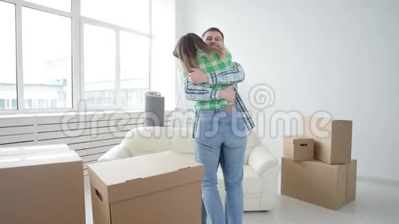 购租房地产的概念新婚夫妇拥抱在新房子里视频的预览图