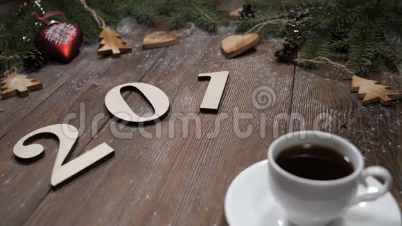 圣诞快乐新年快乐在木质背景上加上一杯咖啡这是一年中的象征视频的预览图