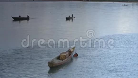 日落后渔人忙碌科纳克里几内亚视频的预览图