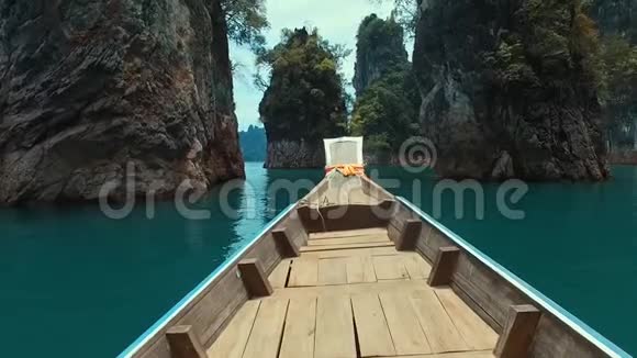 长尾船在湖上的岩石视频的预览图