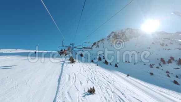 在阳光明媚的冬日乘坐滑雪椅视频的预览图