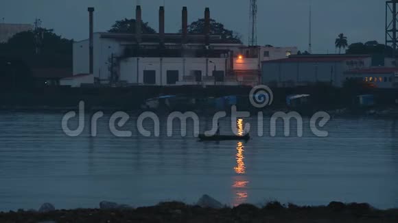 黄昏时分渔民们划回陆地科纳克里视频的预览图