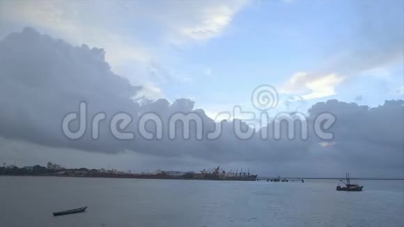 科纳克里港近黄昏的快速射击视频的预览图