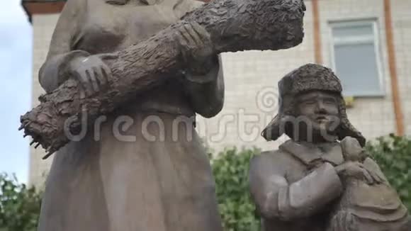 二战期间在俄罗斯村庄公园的后方工人雕塑母亲和儿子视频的预览图