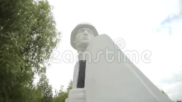 第二次世界大战期间俄罗斯村庄的祖国捍卫者纪念碑视频的预览图