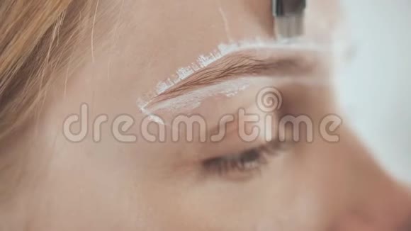 打造永久眉妆标记眉毛的形状视频的预览图