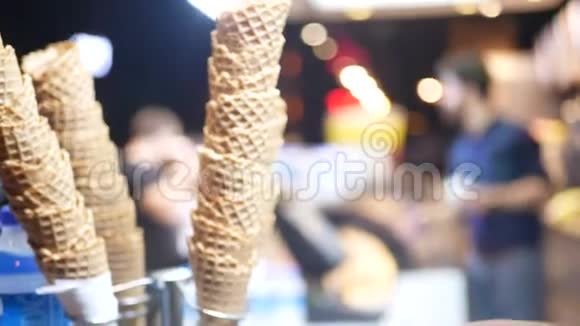 城市公园冰淇淋之夜视频的预览图