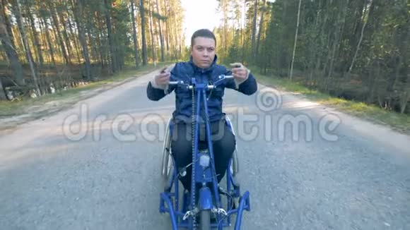 一位残疾人用特殊轮椅训练手臂的正面景色视频的预览图