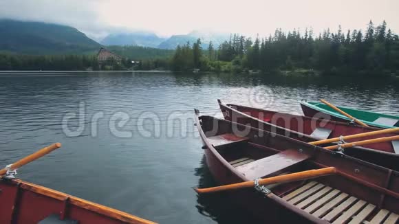 独木舟在平静清澈的山夏湖上视频的预览图