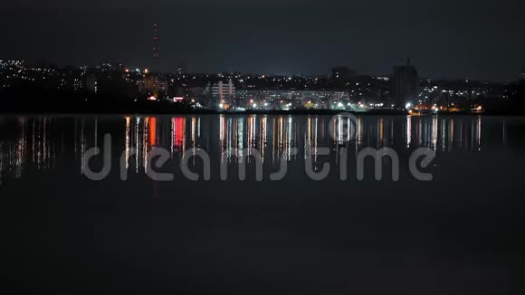 交通加速河对岸夜景视频的预览图