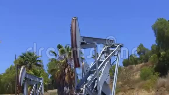 两台油井千斤顶井架泵开采石油视频的预览图