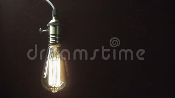 爱迪生的灯泡从电流中慢慢地发光视频的预览图