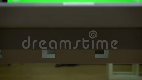 用绿色屏幕拍摄电脑键盘从下到上空灯工作室技术视频的预览图