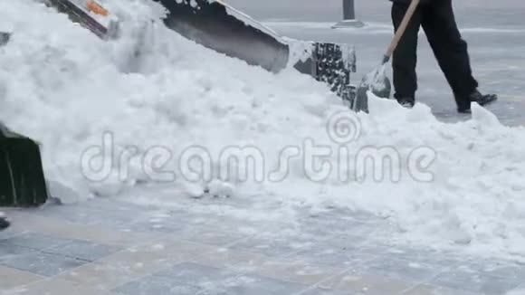 在街上除雪用铲雪机和道路工人的特写人和车大量的雪冬天视频的预览图